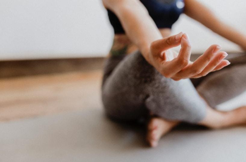 vrouw in yogapose